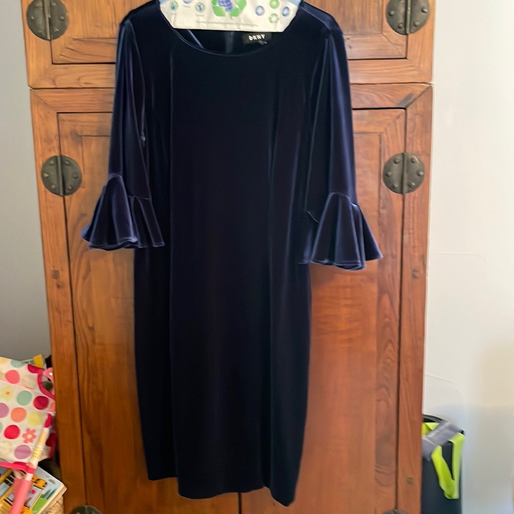 Pretty DKNY navy velvet sheath dress w fun sleeves. S 12   Never worn.